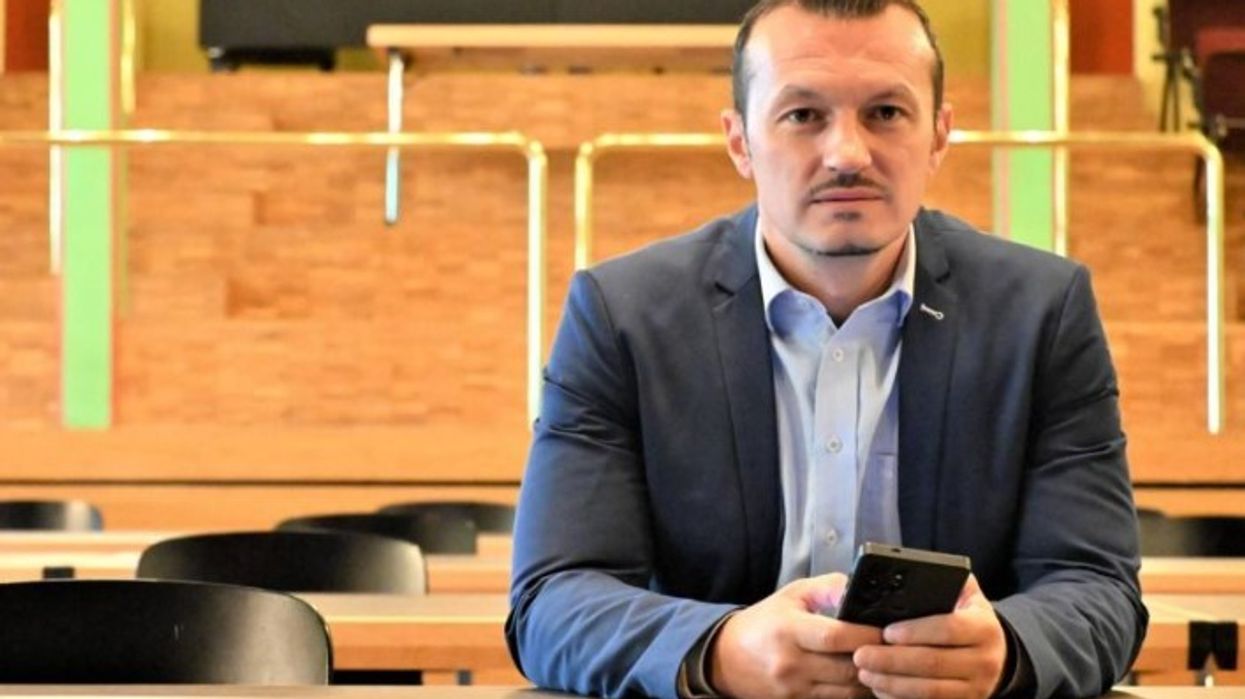 Urrejtja online ndaj politikanëve në Zvicër arrin shifra rekorde: Në shënjestër të racistëve edhe deputeti Arbër Bullakaj Urrejtja online ndaj politikanëve në Zvicër arrin shifra rekorde: Në shënjestër të racistëve edhe deputeti Arbër Bullakaj