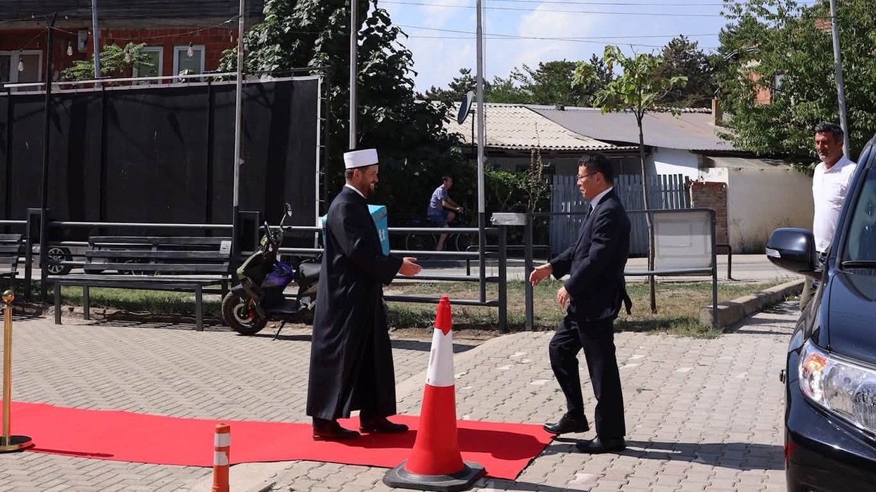Diplomati japonez viziton xhaminë “Bedri Kamberi” në Prishtinë, Maliqi e nderon me plis dhe shami tradicionale