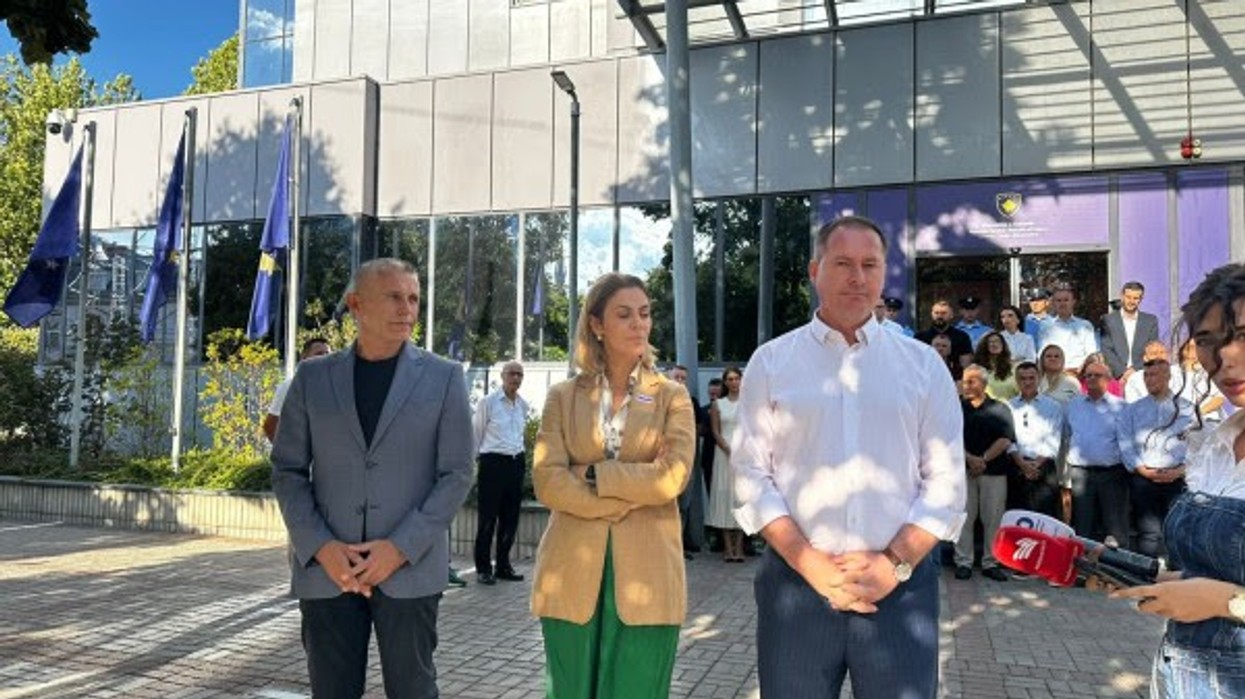 PDK dhe AAK vazhdojnë aksionin para Qeverisë: Kosova nuk është e një individi dhe partie politike