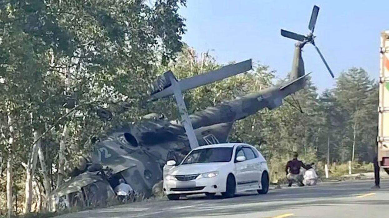 Helicopter carrying Russian propagandists skids off road and overturns during landing Helicopter carrying Russian propagandists skids off road and overturns during landing