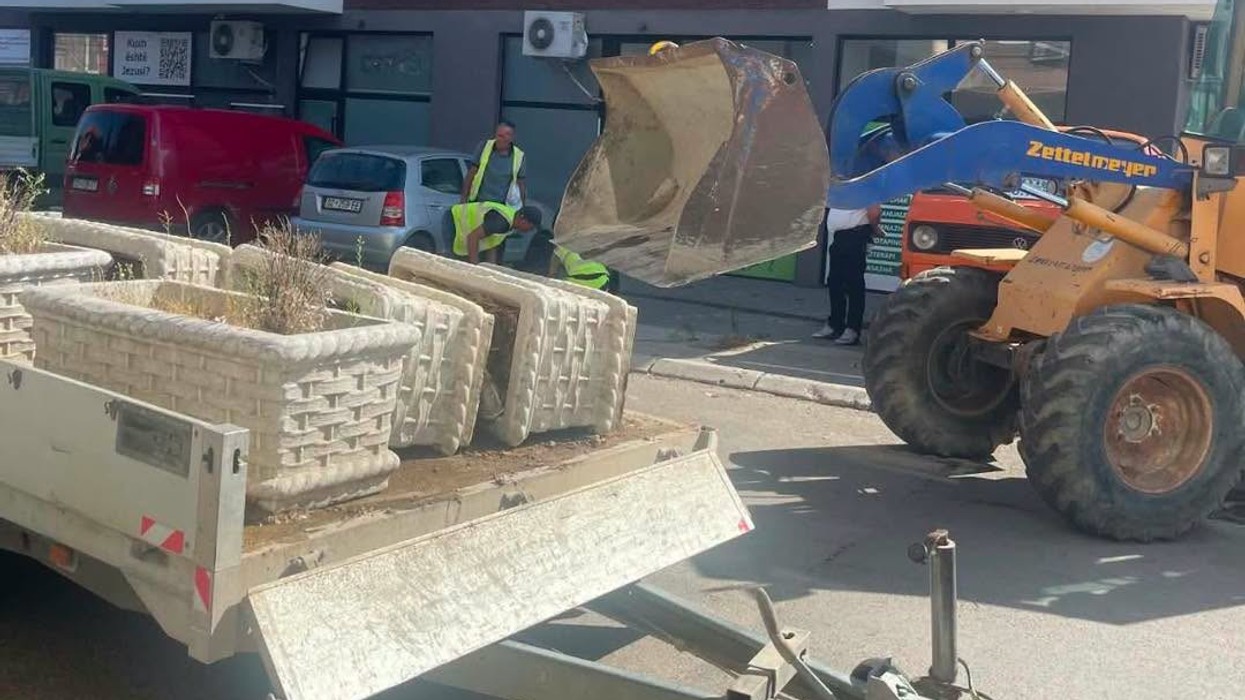 Komuna e Mitrovicës ndërmerr aksion për lirimin e hapësirave publike në tri rrugë