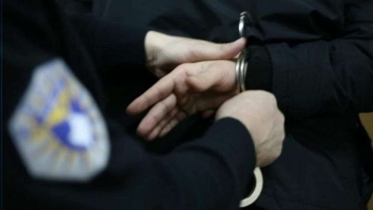 Arrestohet një person në Klinë, dyshohet se gjuajti me armë zjarri nga automjeti