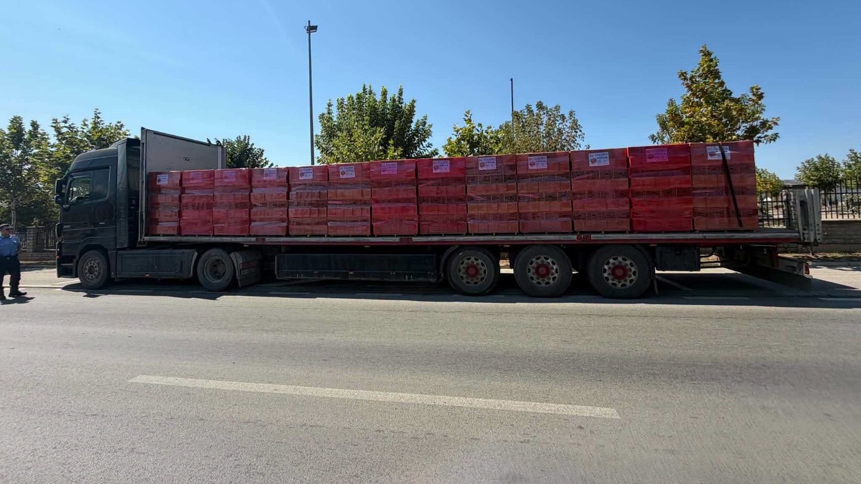 Policia ndalon kamionin në Landovicë, 300 euro gjobë për ngarkesën e pasiguruar