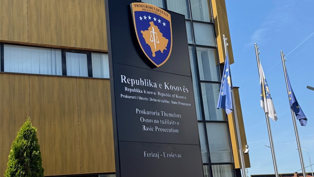 Prokuroria kërkon paraburgim për dy persona, dyshohen për shitblerje të rreth 5.5 kilogramëve drogë