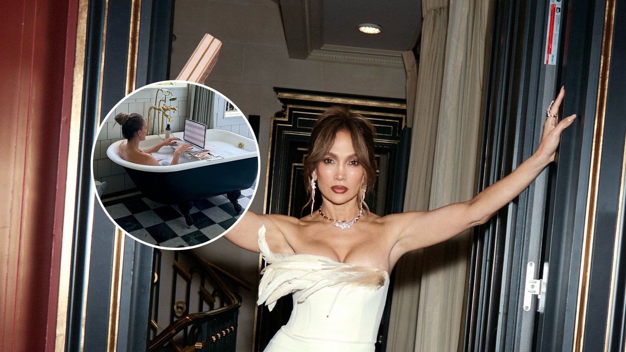 Jennifer Lopez shndërron "zyrën" e shtëpisë në vaskë, pozon duke punuar nga banja