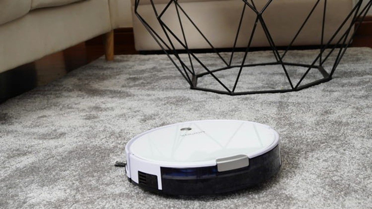 Tajvanezi dënohet me burg pasi përdori fshesën robot për të filmuar gruan që po e tradhtonte