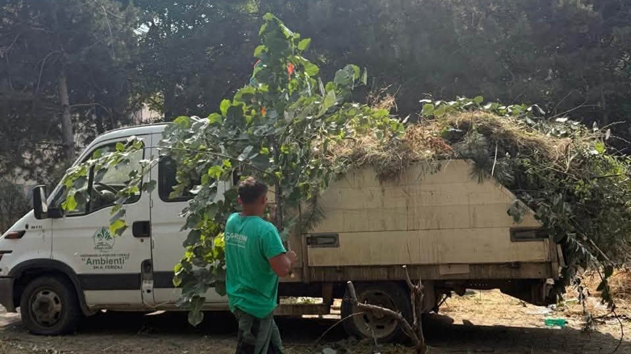 Pastrohet dhe rregullohet oborri i ish-Shkollës “Gjon Sereçi” në Ferizaj