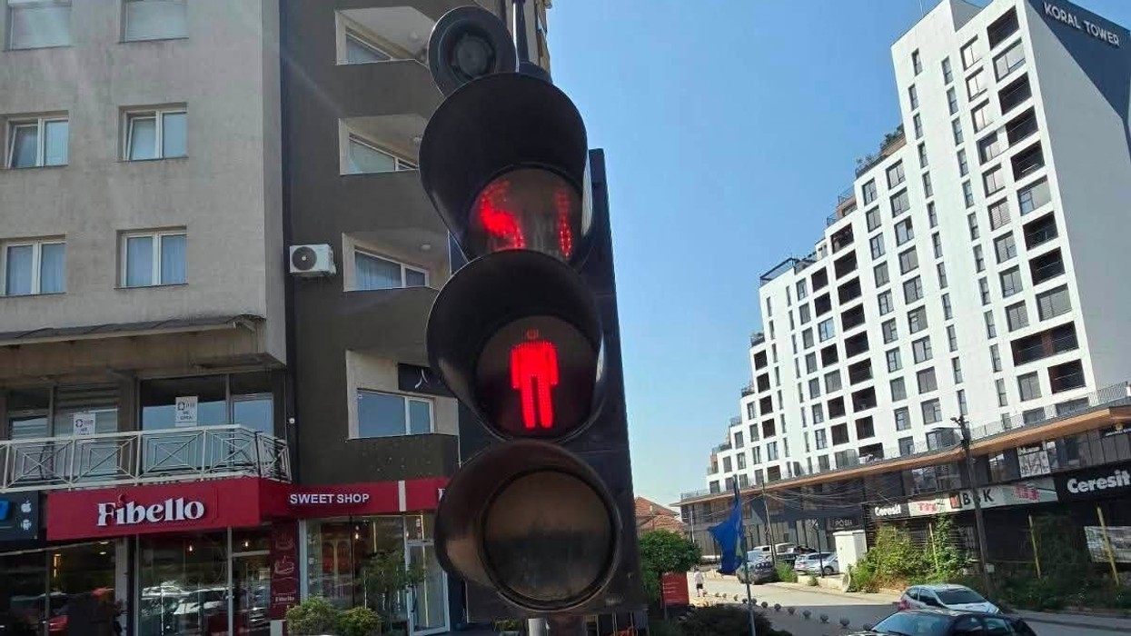 Pastrohen semaforët në Prishtinë, synohet rritja e sigurisë dhe dukshmërisë në trafik
