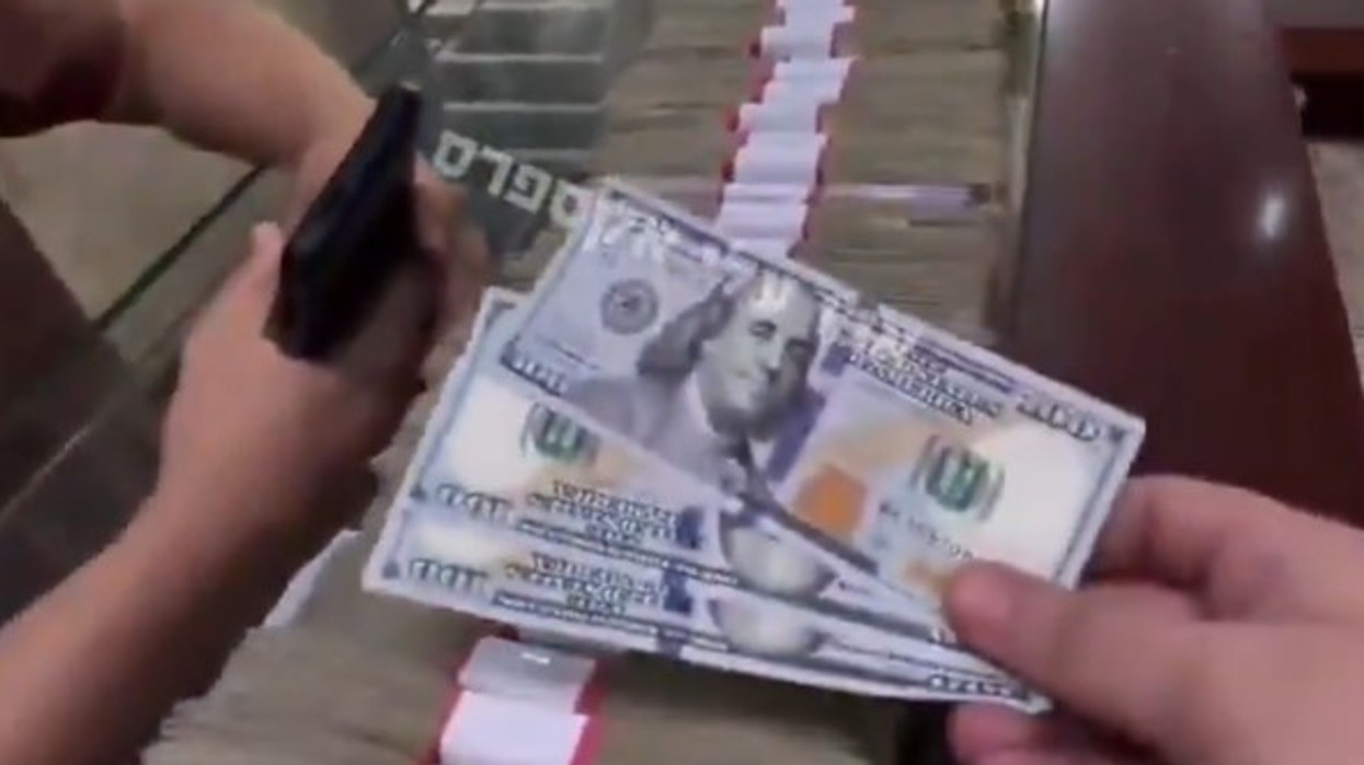 300 dollarë në Iran duken si një mal me kartëmonedha