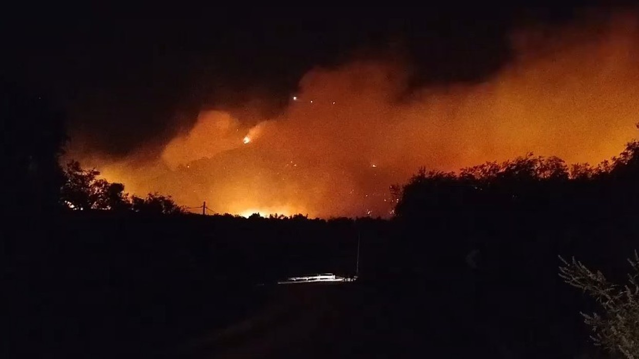Situatë e rëndë me zjarret në Himarë, digjet një banesë - rrezikojnë të tjerat përreth