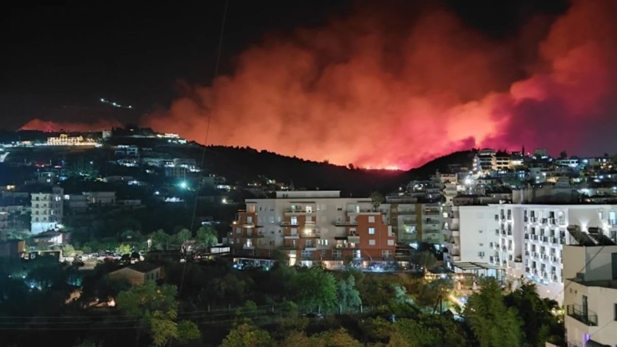 Orë tmerri për Himarën, disa banesa të shkrumbuara gjatë natës - nis ndërhyrja nga ajri për fikjen e zjarrit