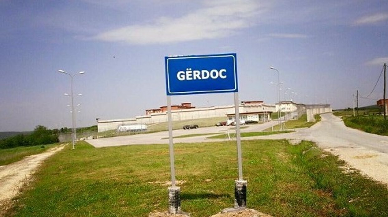 I burgosuri sulmon dy zyrtarë korrektues në Burgun e Sigurisë së Lartë, të tretë marrin tretman mjekësor