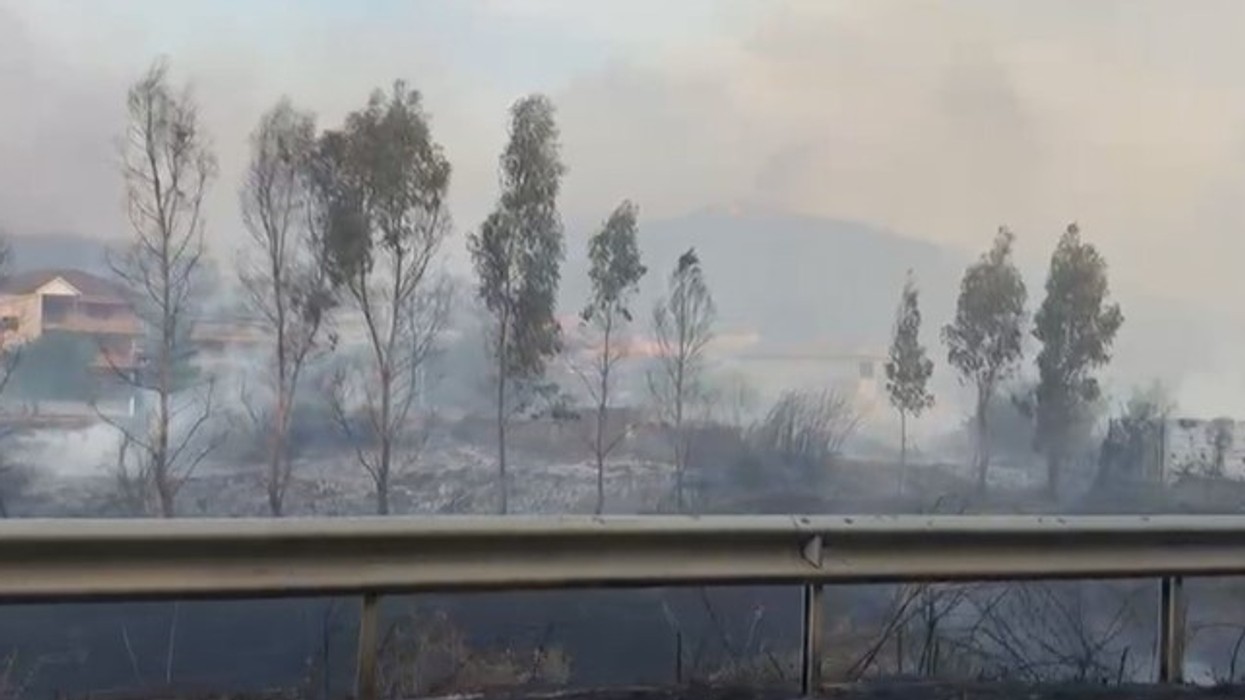Fieri në betejë me zjarret, 90 ushtarë në terren - ndërhyrje nga ajri
