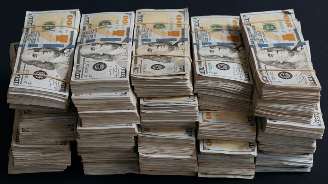 Mori një biletë lotarie dhuratë për ditëlindje, burri fiton 1 milion dollarë