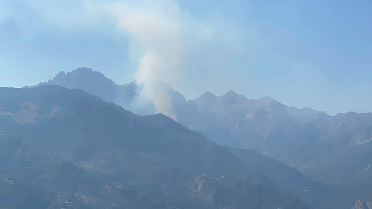 Zjarr edhe në Tropojë, flakët përfshijnë masivet pyjore mbi 100-vjeçare