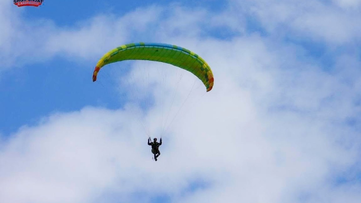 Tre pilotë kosovarë në Top 10 të botës në paragllajdizëm