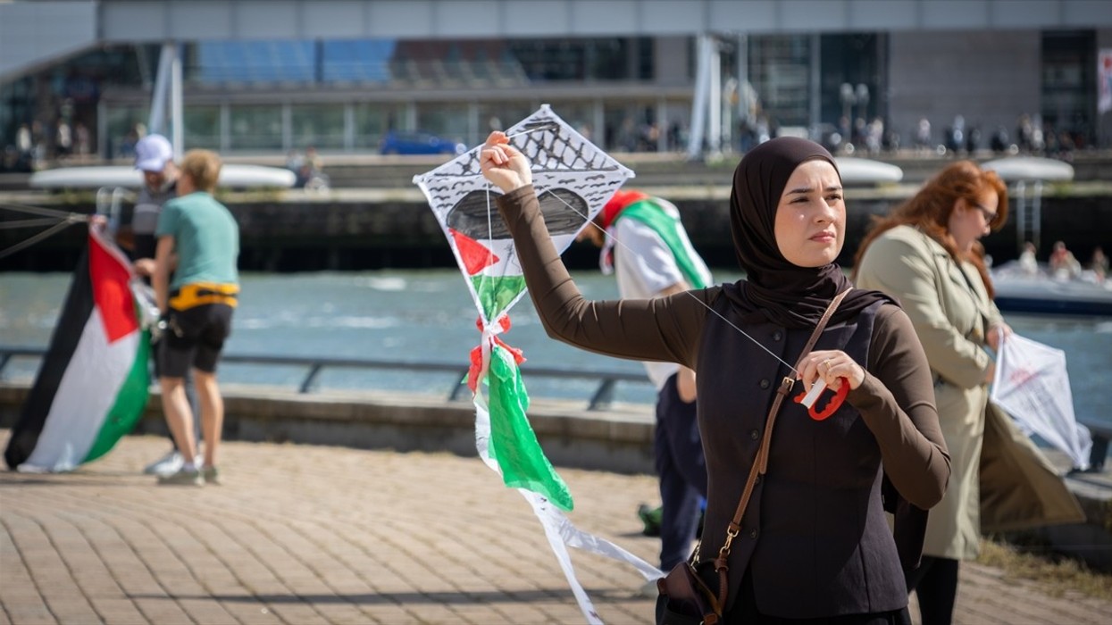 Holandezët në mbështetje të Gazës, balonat me ngjyrat e Palestinës pushtojnë qiellin