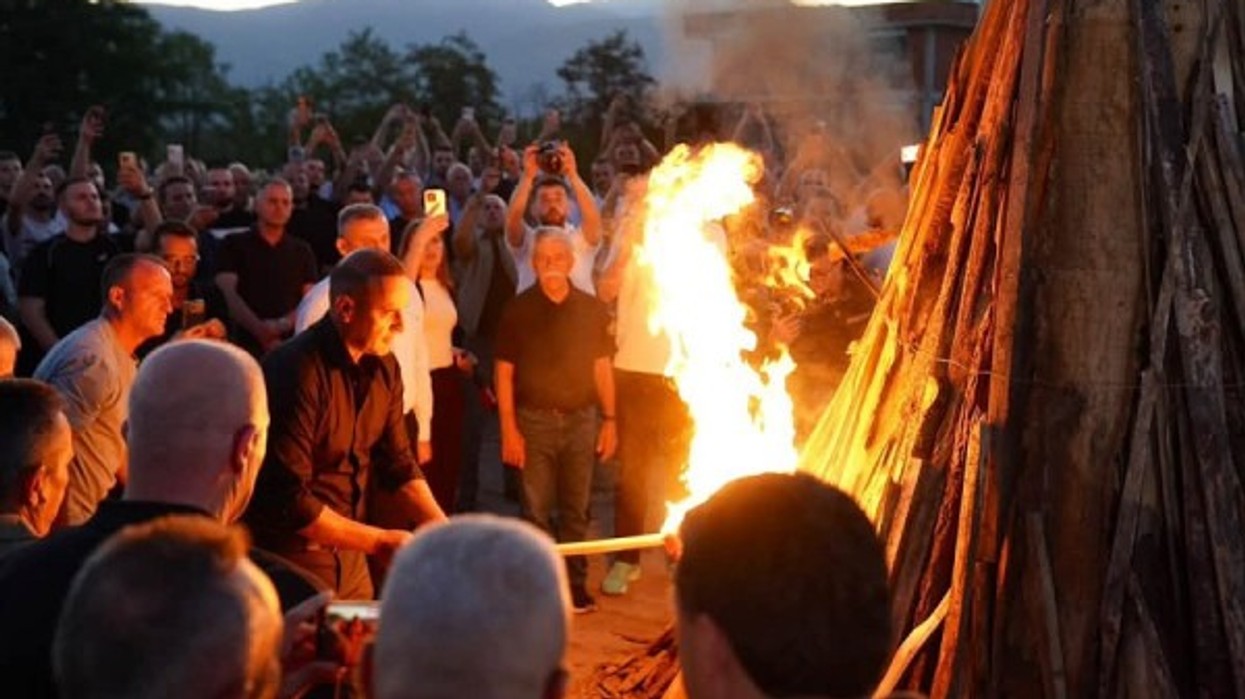 Në Gllogjan ndizet “Zjarri i Lirisë”, mbështetje për ish-krerët e UÇK-së në Hagë