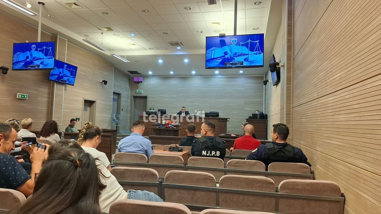 Nis seanca fillestare ndaj Fatmir Shehollit, në sallë i pranishëm edhe Nenad Rashiq