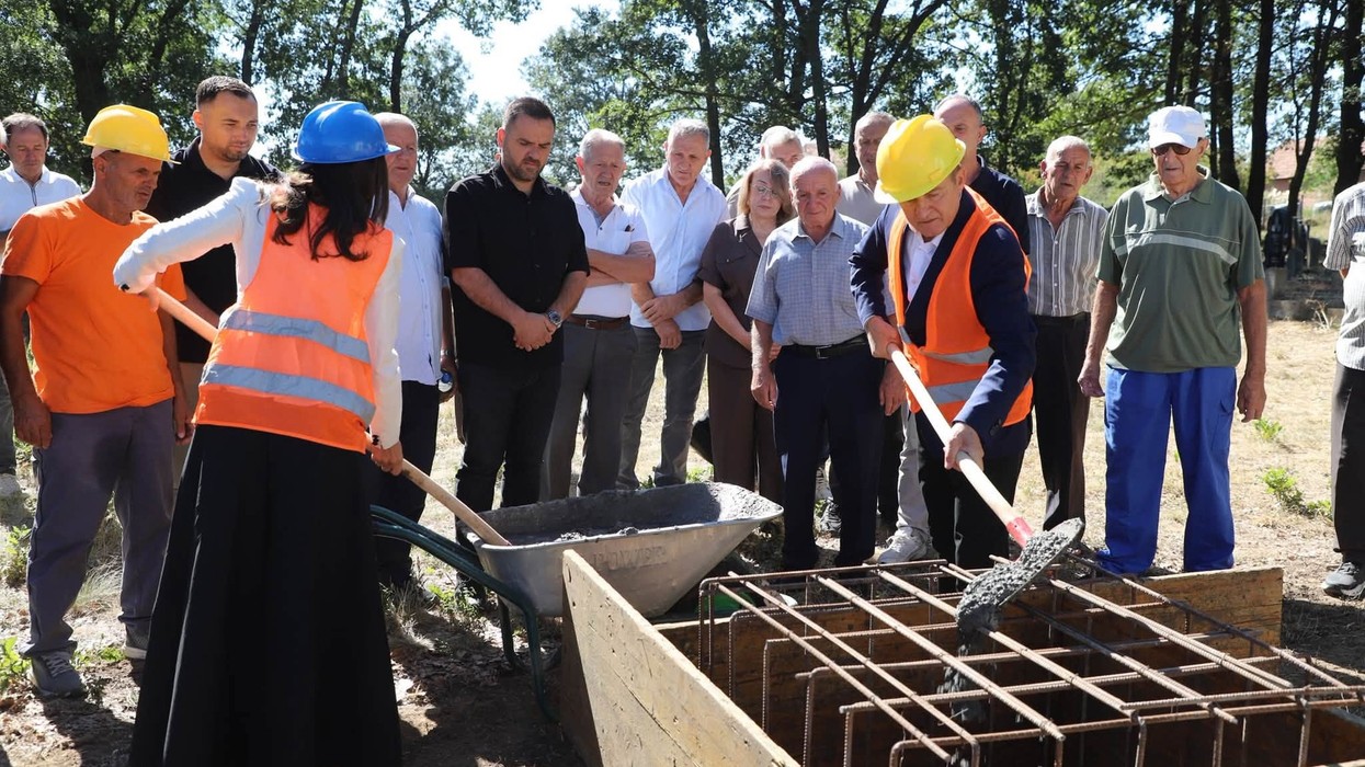 Në Reznik të Vushtrrisë vendoset gurthemeli i lapidarit për familjen Ujkani