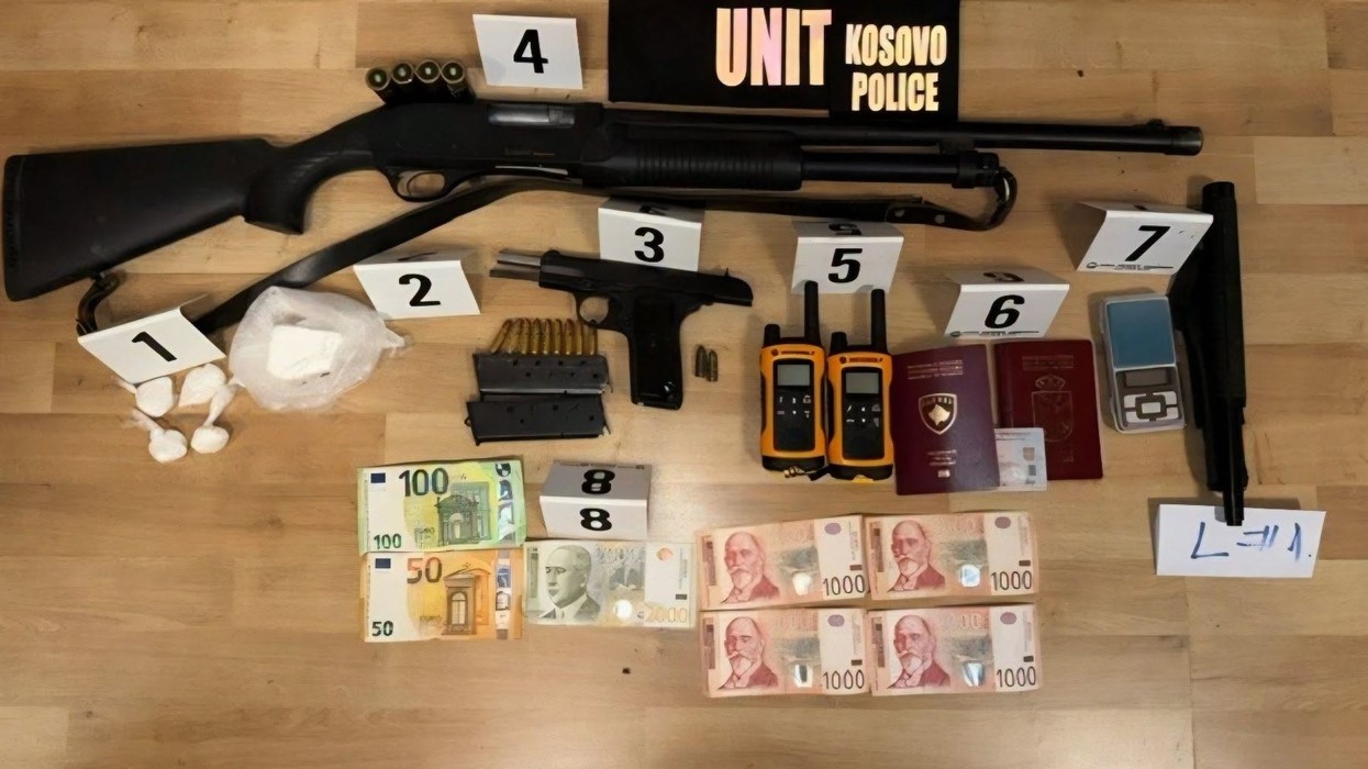 Sekuestrohen armë, radiolidhje, shufër metalike me mbishkrimin 'POLIC' - arrestohet një person në Mitrovicë