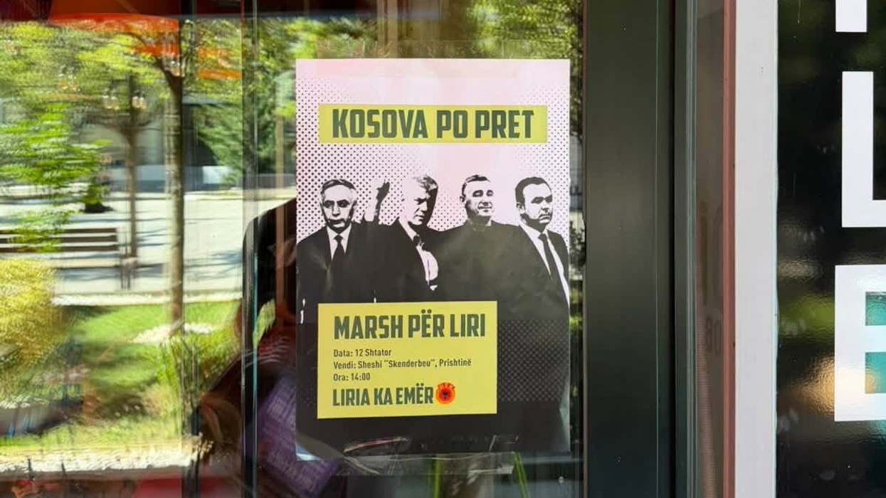 Prishtina mbushet me pankarta për Marshin për Liri, thirrje për pjesëmarrje më 12 shtator