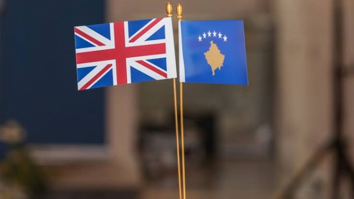 Ambasada Britanike e Gjermane mohojnë tërheqjen e stafit nga Kosova në prag të vendimit në Hagë