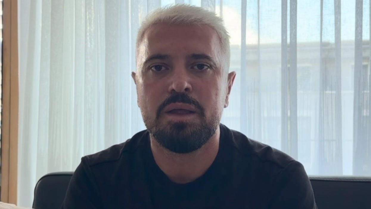Labinot Rexha nxjerr pamjet e incidentit të sotëm: Dy gra dhe dy burra na sulmuan mua dhe nënën time