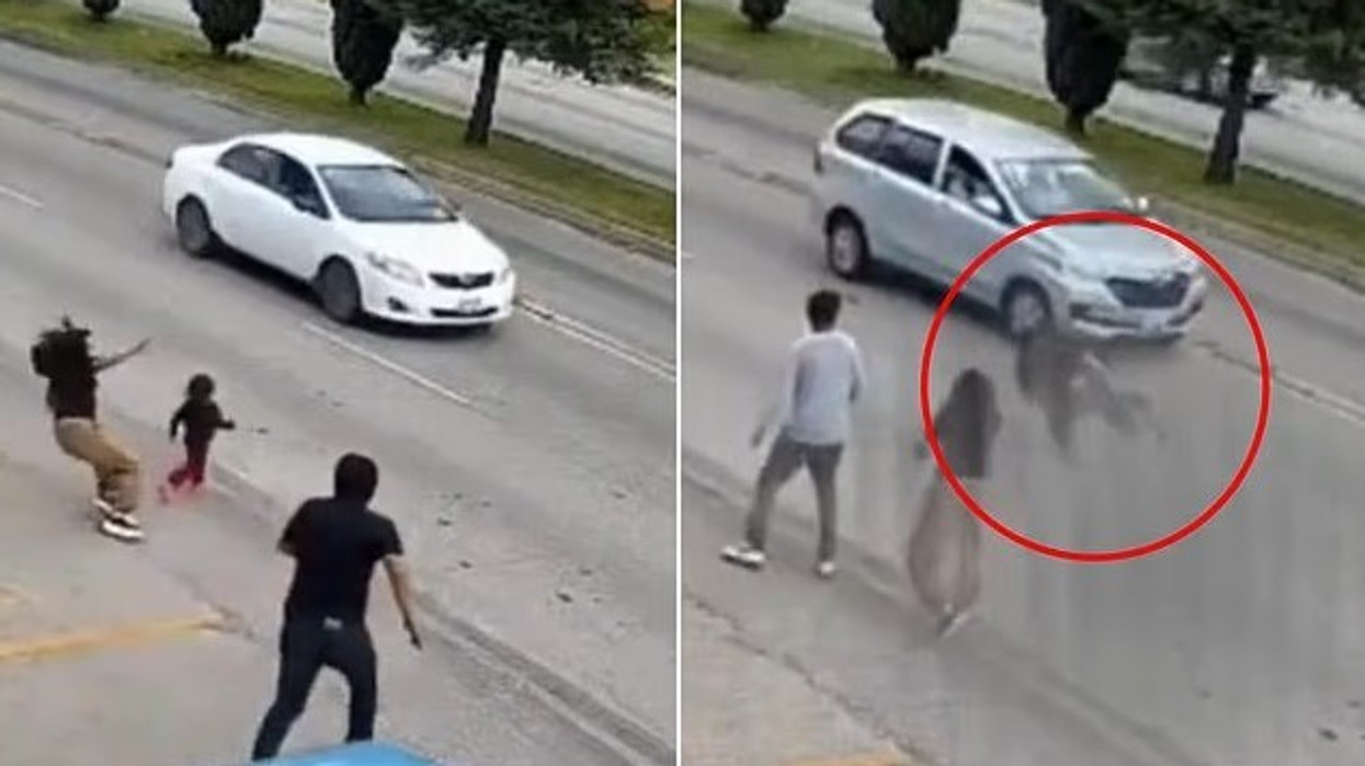 Heroi i supermarketit në Meksikë hidhet në rrugë dhe shpëton vajzën 3-vjeçare pak çaste para përplasjes