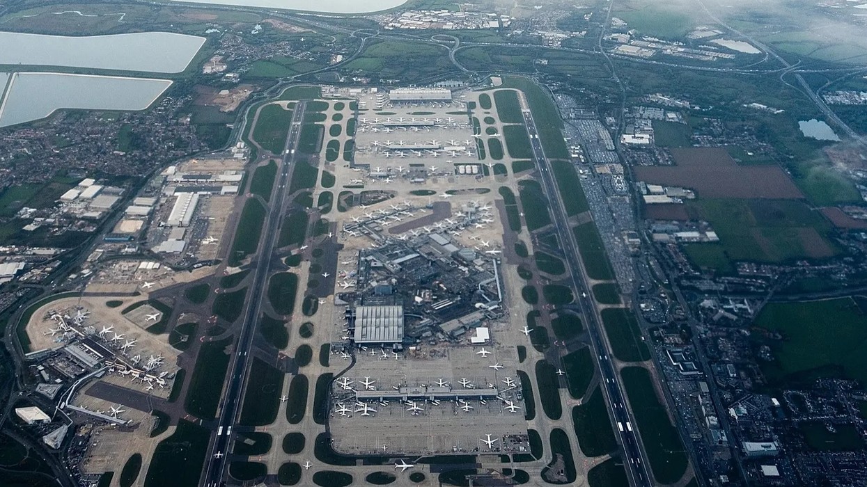 Kaos në aeroportet britanike, mbi 600 fluturime anulohen pas defektit në sistemin e kontrollit ajror