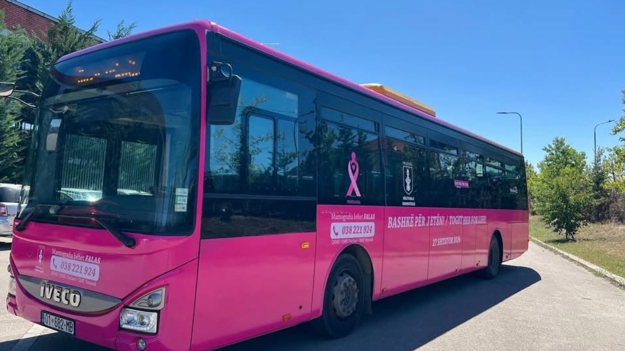 Autobusët e Trafikut Urban shndërrohen në hapësirë sensibilizimi për kancerin e gjirit