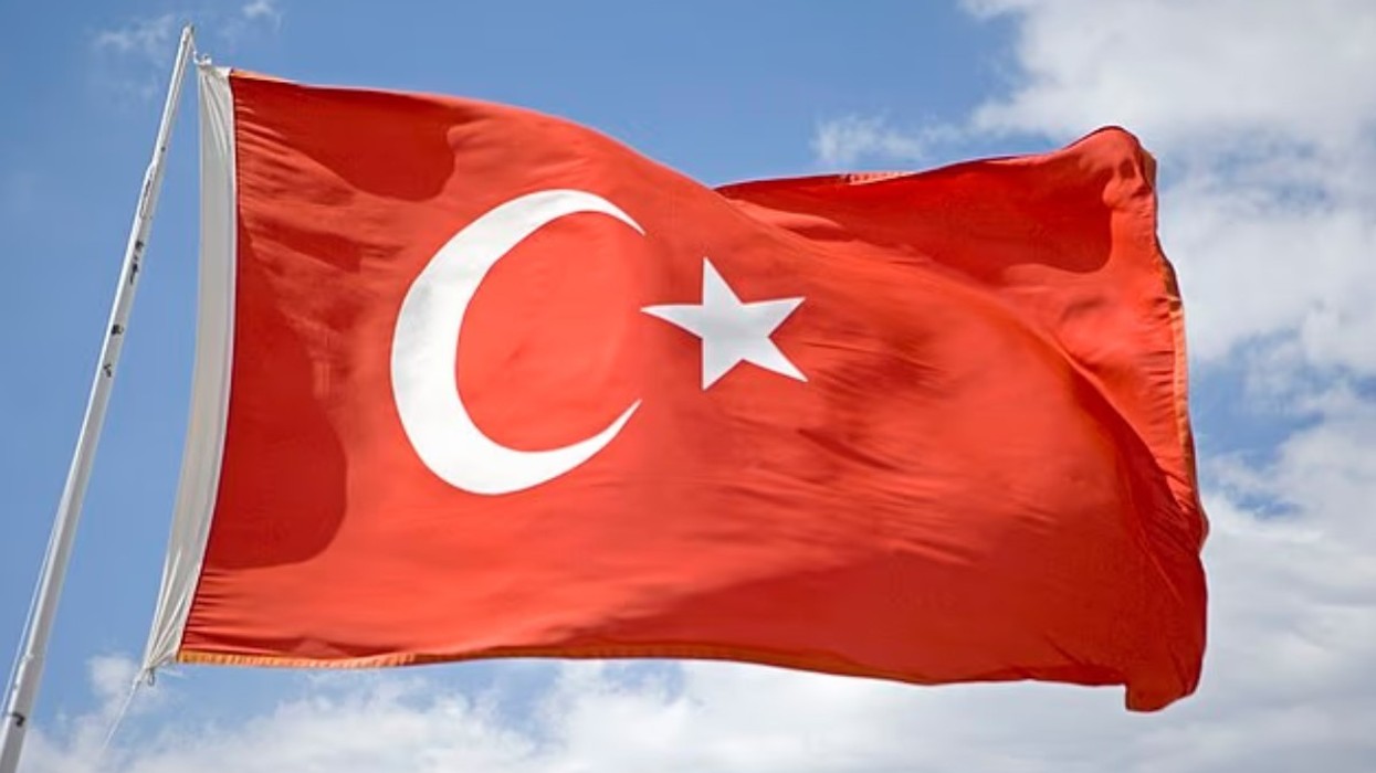 Turisti britanik arrestohet në Turqi, akuzohet se pështyu mbi flamurin turk