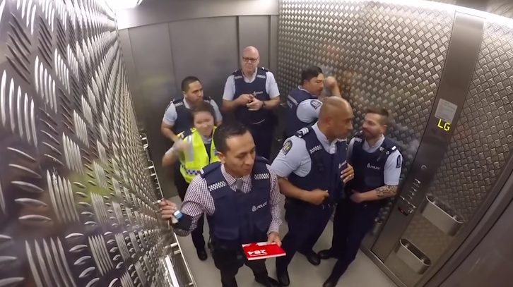 2016/10/Policët-bëjnë-muzikë-dhe-vallëzojnë-në-ashensor-sikur-askush-nuk-po-i-shikon-foto.png