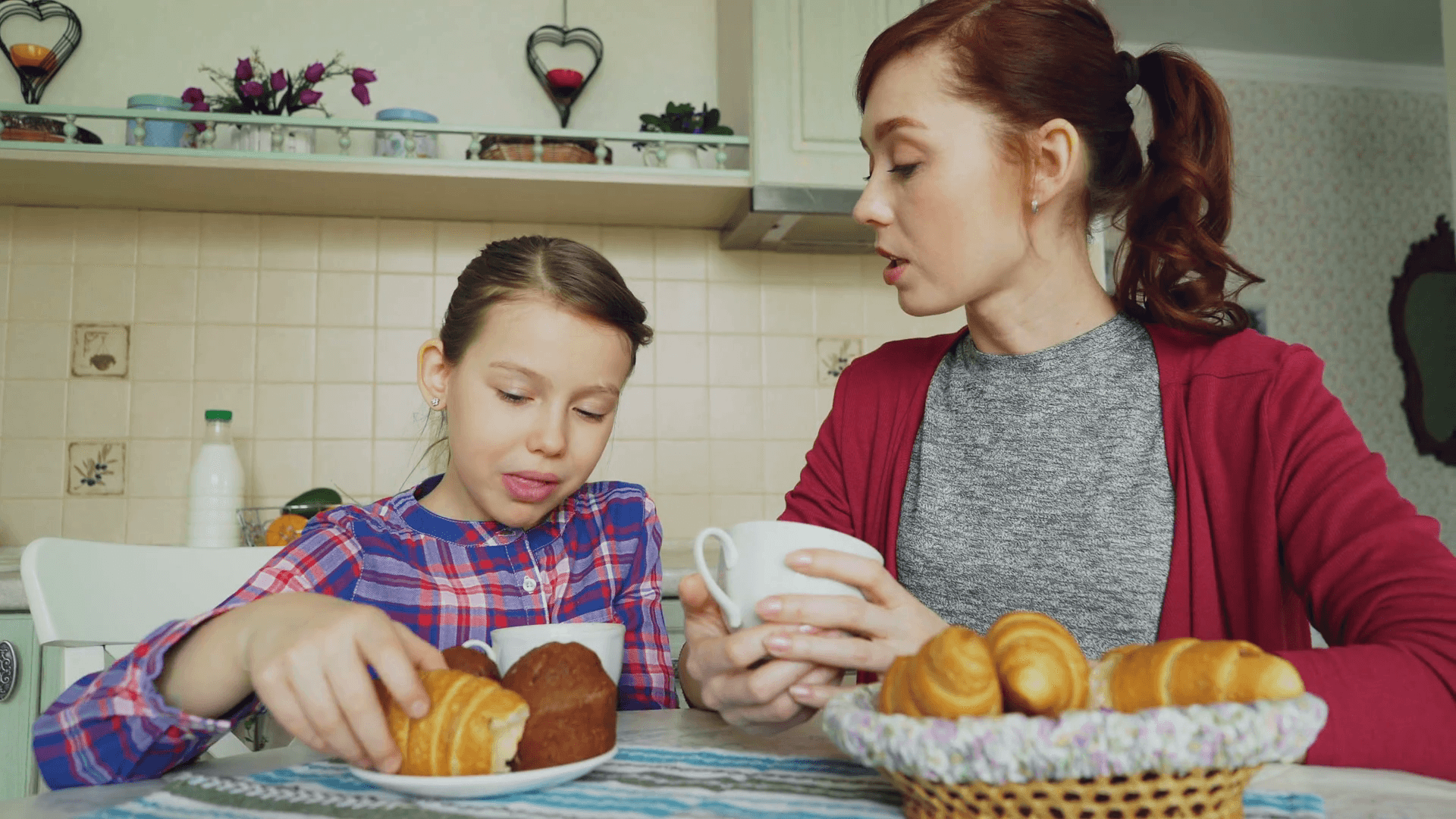 2019/02/videoblocks-cheerful-mother-and-cute-daughter-having-breakfast-eating-muffins-and-croissants-talking-at-home-in-modern-kitchen-family-food-home-and-people-concept_h-pgbr_sf_thumbnail-fu.png