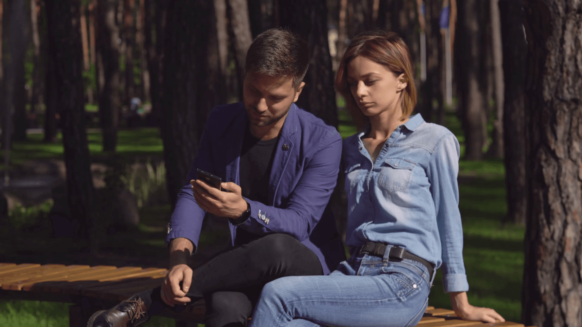 2019/07/busy-man-using-smartphone-on-a-date-near-sitting-upset-woman-young-people-spend-boring-weekend-in-park_ssg5otzzul_thumbnail-full01.png