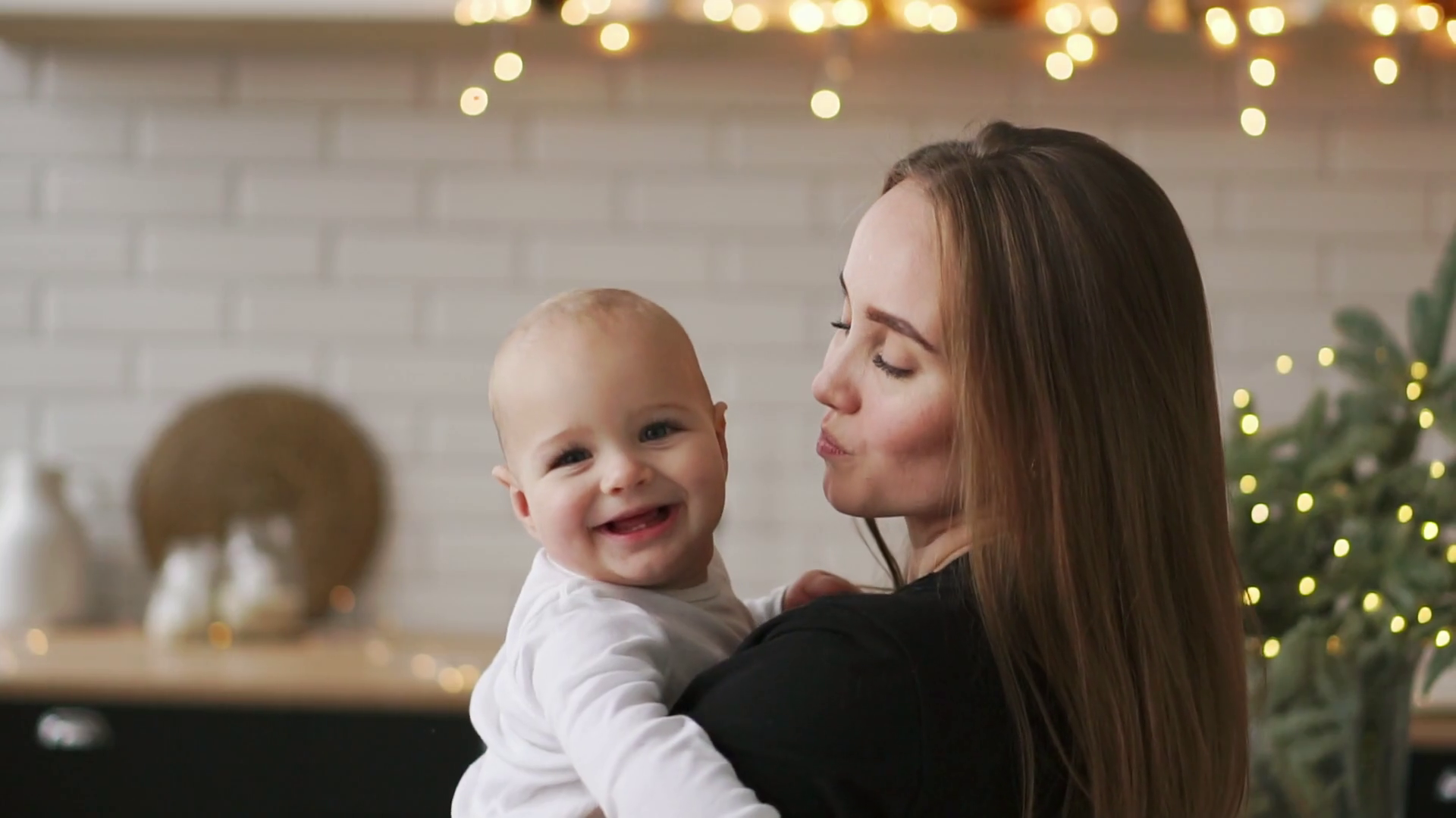 2020/05/videoblocks-mother-and-baby-slow-motion-happy-family-mom-with-her-child-smiling-and-laughing-at-home_hrexe6aygv_thumbnail-full01.png