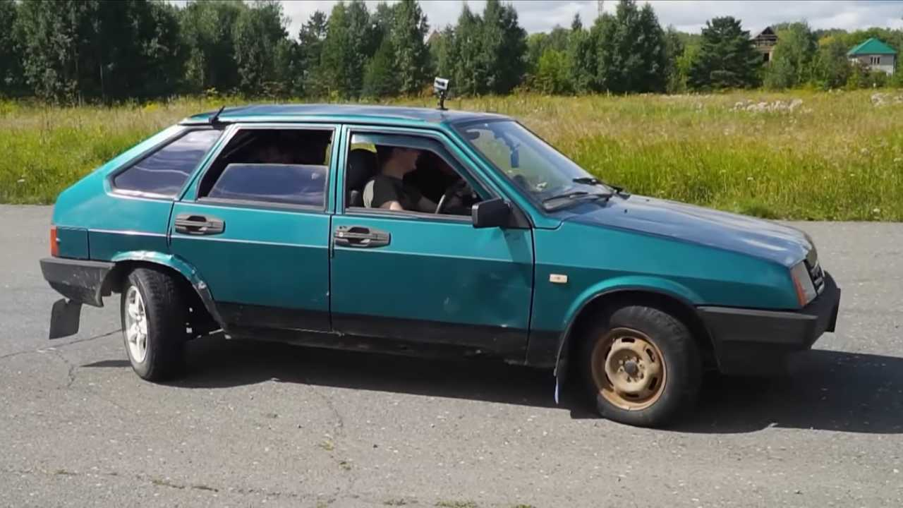2022/12/lada-with-four-steering-wheels.png