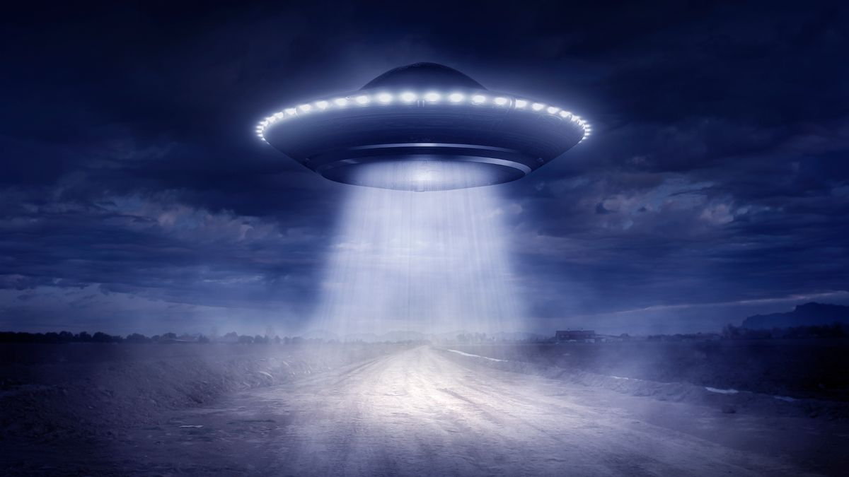 2023/01/0_Alien-spaceship-landing-on-rur.png