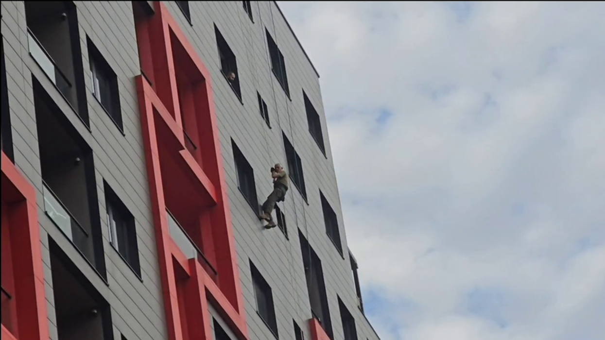 Policia zbulon detaje nga rasti i vajzës që kërkoi ndihmë në Astir, në banesën ngjitur gjenden armë dhe gjurmë kokaine