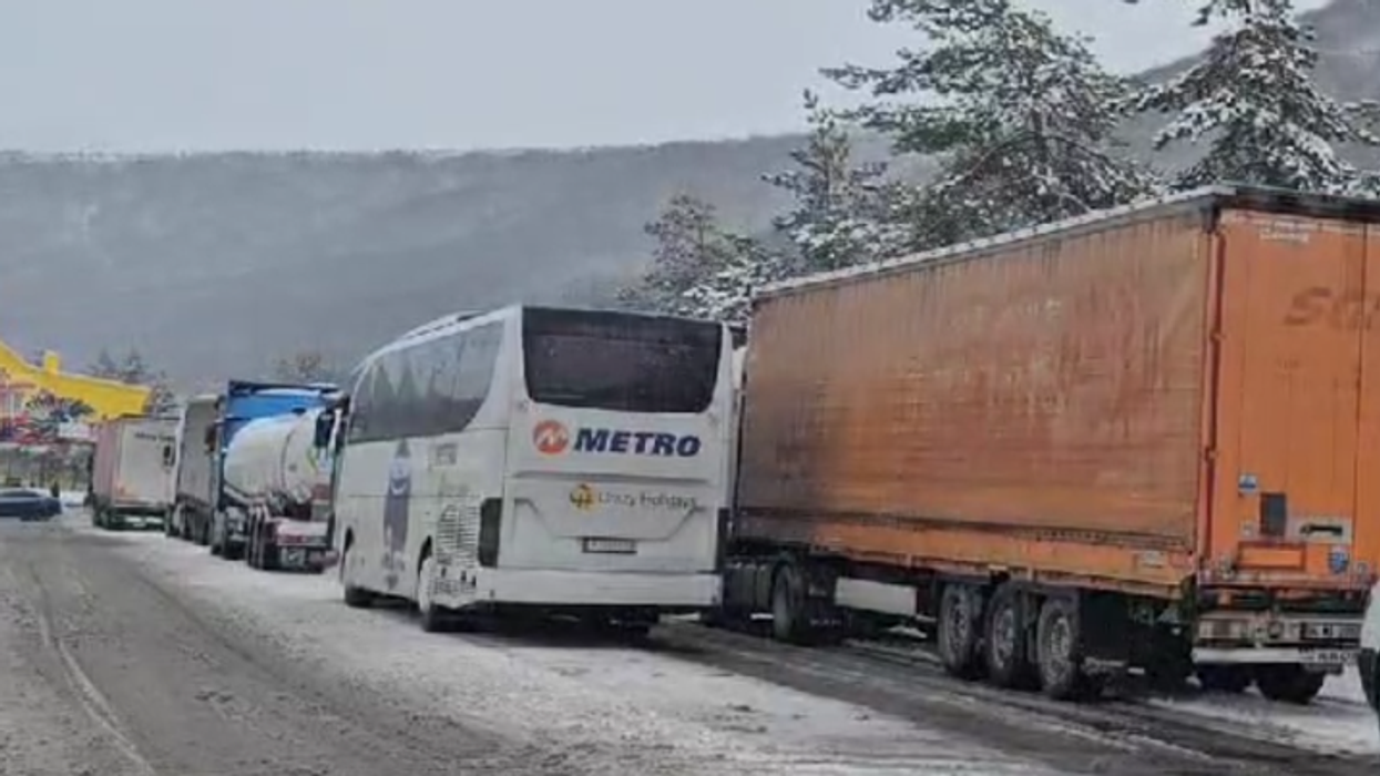 Greqia nuk e hap kufirin për mjetet e rënda, autobusë e kamionë presin në Kapshticë
