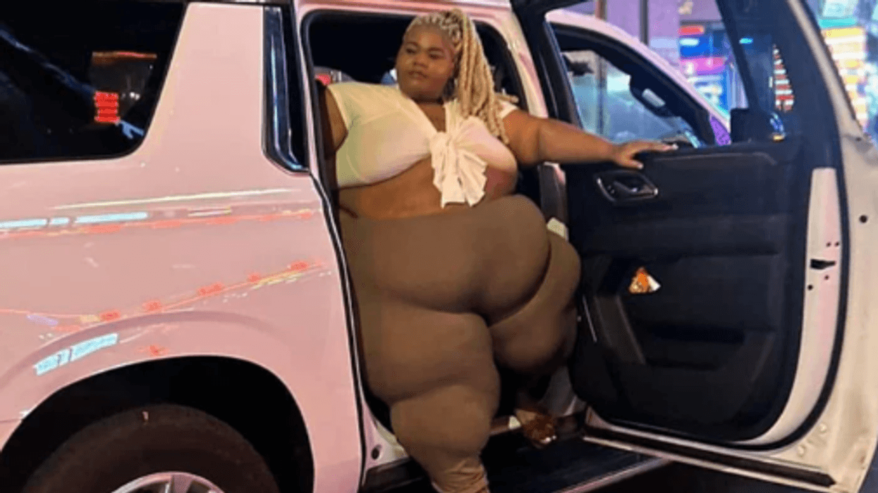 Reperja amerikane peshon 222 kilogramë, hodhi në gjyq taksistin pasi i tha se nuk mund të futej në makinën e tij