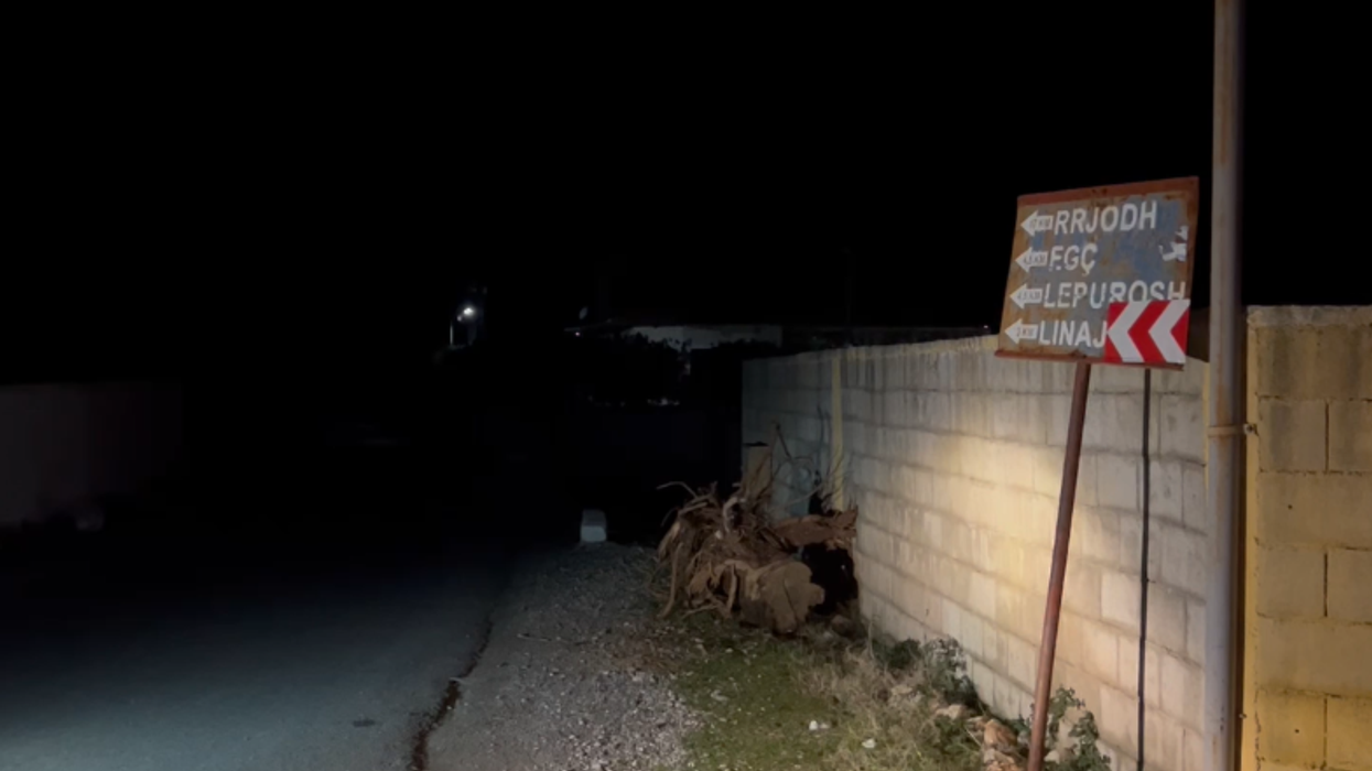 Dy të maskuar me motor qëlluan mbi kamerat e shtëpisë, 3 vëllezërit i zunë në pritë - zbardhet ngjarja e djeshme në Malësinë e Madhe