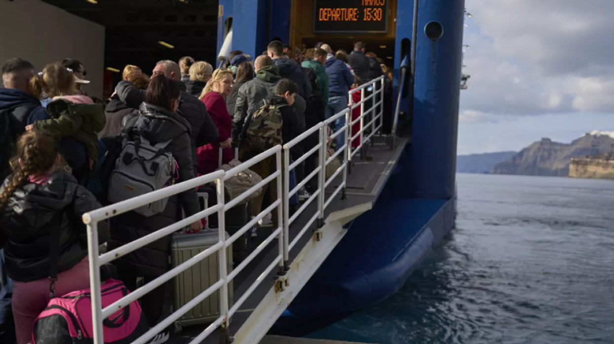 Qindra turistë dhe vendas ikin nga ishulli grek i Santorinit pas paralajmërimeve për tërmet të fuqishëm