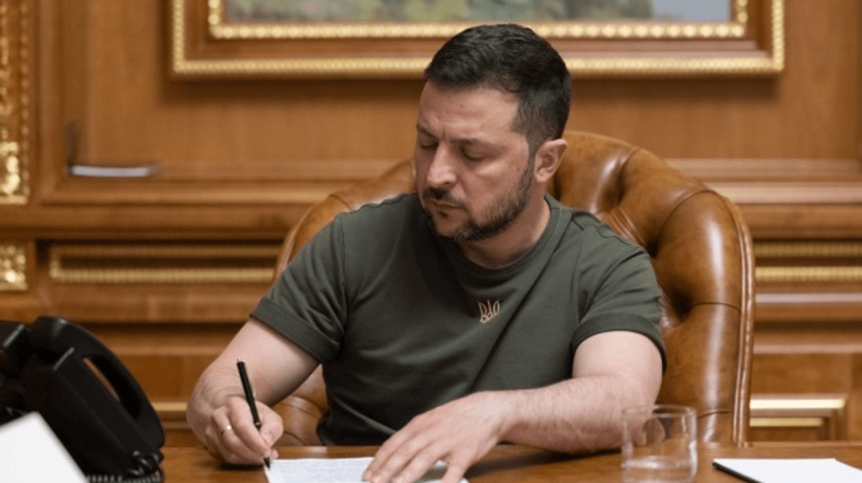 Zelensky nënshkruan ligjin që zgjat ligjin ushtarak në Ukrainë deri më 9 maj