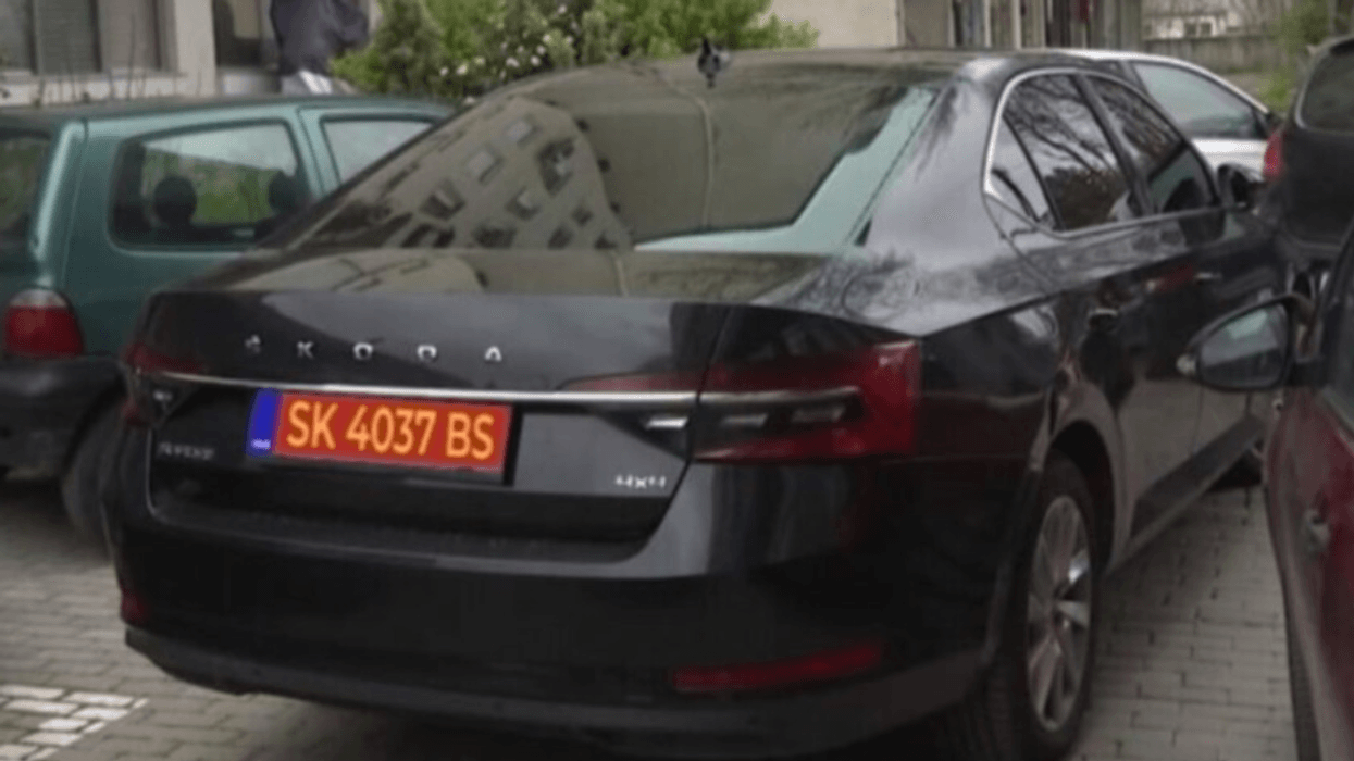 Brenda muajit automjetet zyrtare do të pajisen me targa speciale