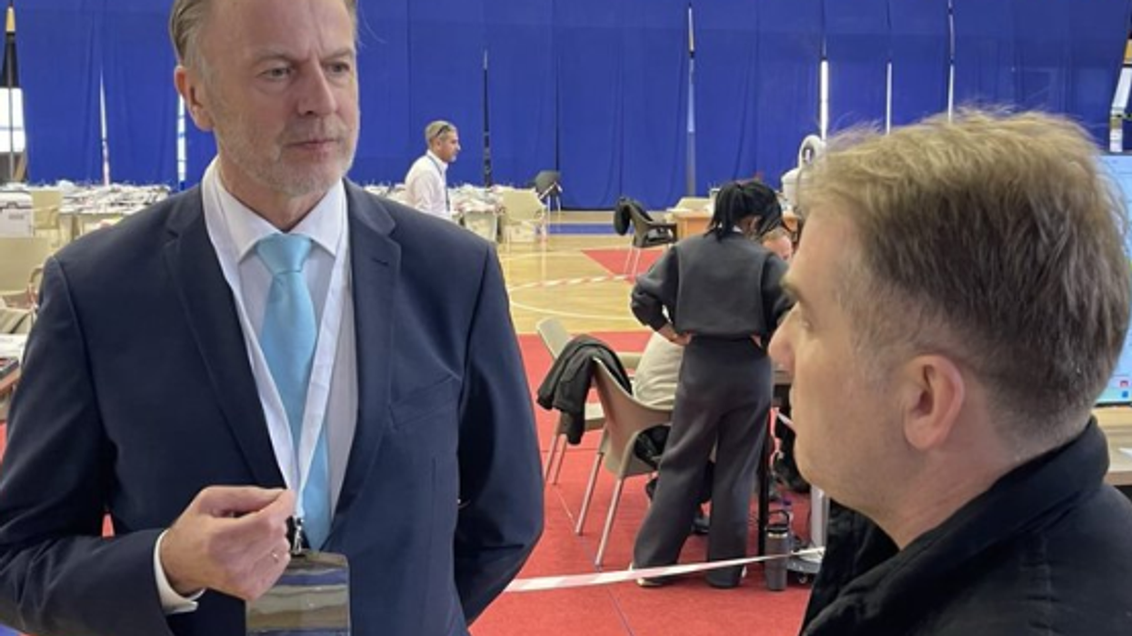 Orav viziton qendrën në Prishtinë ku po numërohen votat për deputetë