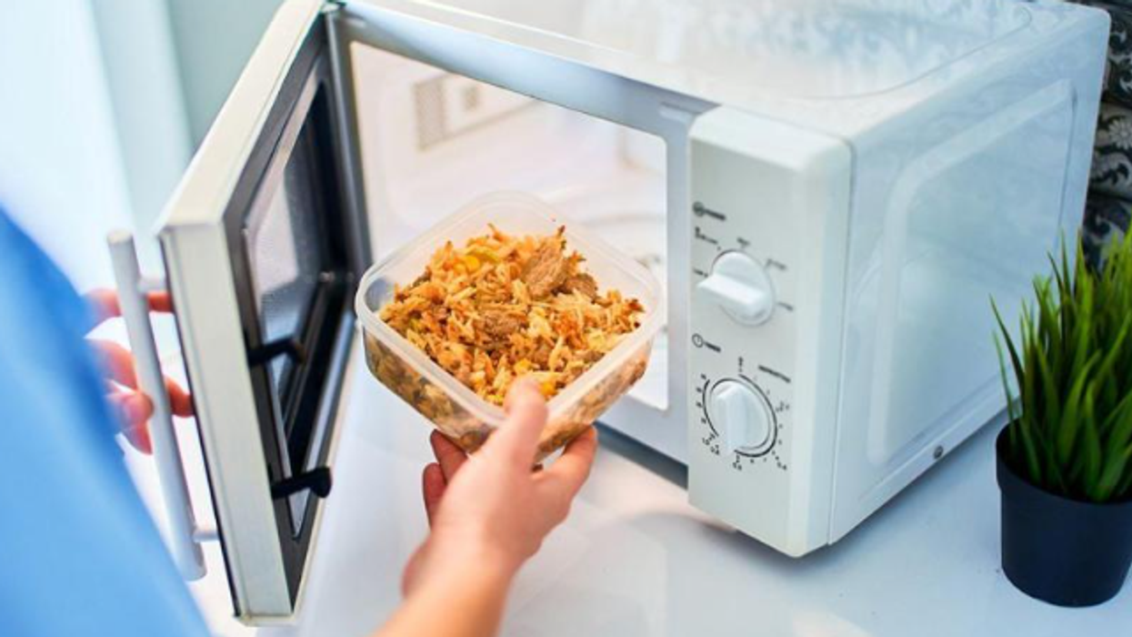 Shmangni gabimet më të zakonshme, gjërat që nuk duhet t'i vendosni kurrë në mikrovalë