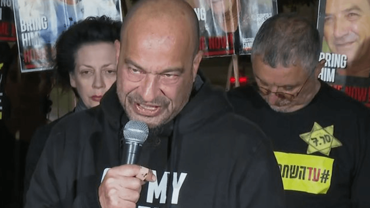 Familjet e pengjeve izraelite i luten Trumpit për ndihmë