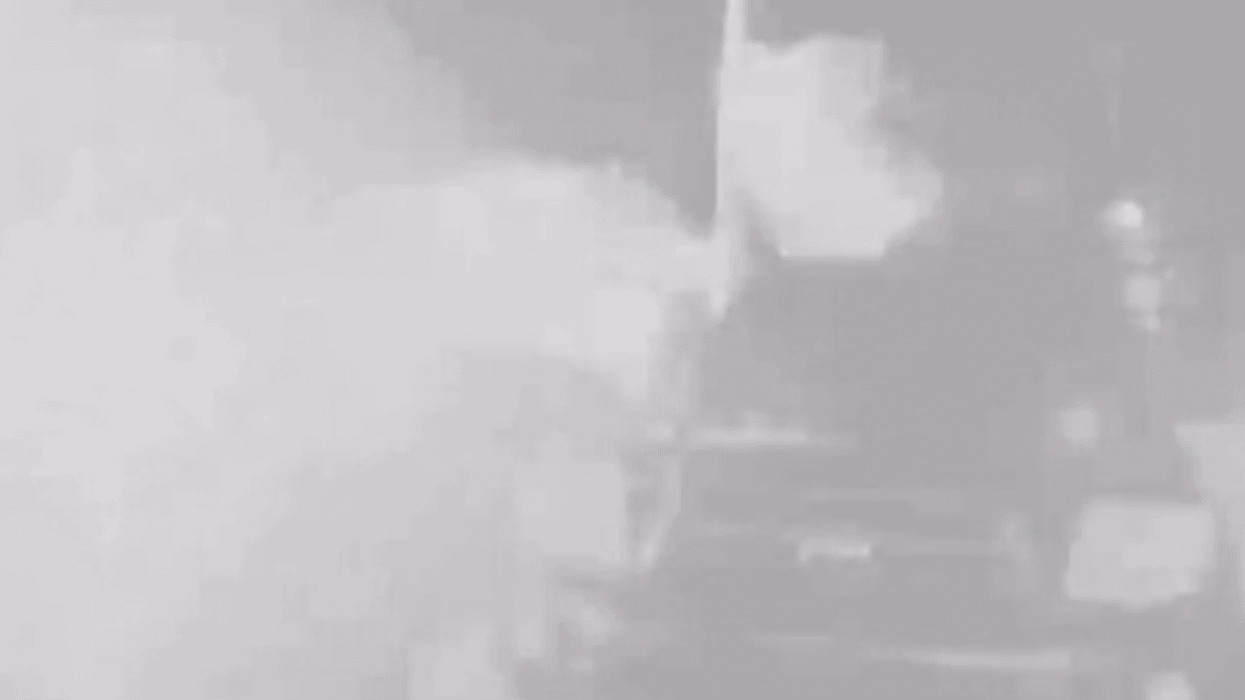 Momenti i tmerrshëm kur një grua hidhet në erë në një makinë - nga burri në Florida