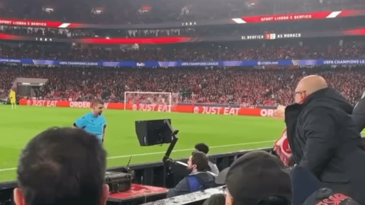 Momente të tilla rrallë i shihni në futboll: Tifozi i Benficas tentoi "ta blinte" gjyqtarin me 50 euro